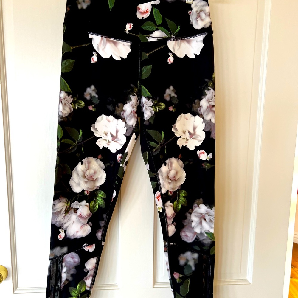 VICTORIA SPORT LEGGINGS GORGEOUS ROSE PATTERN SZ-M W/INSET MESH AT ANKLES EUC 🌹